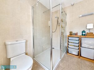 Shower room- click for photo gallery